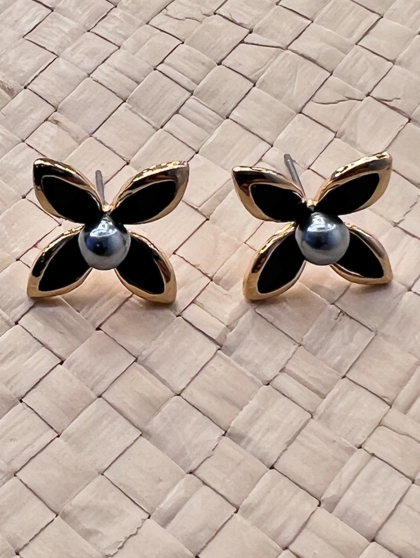 Matanofie - Sei Pearl Studs
